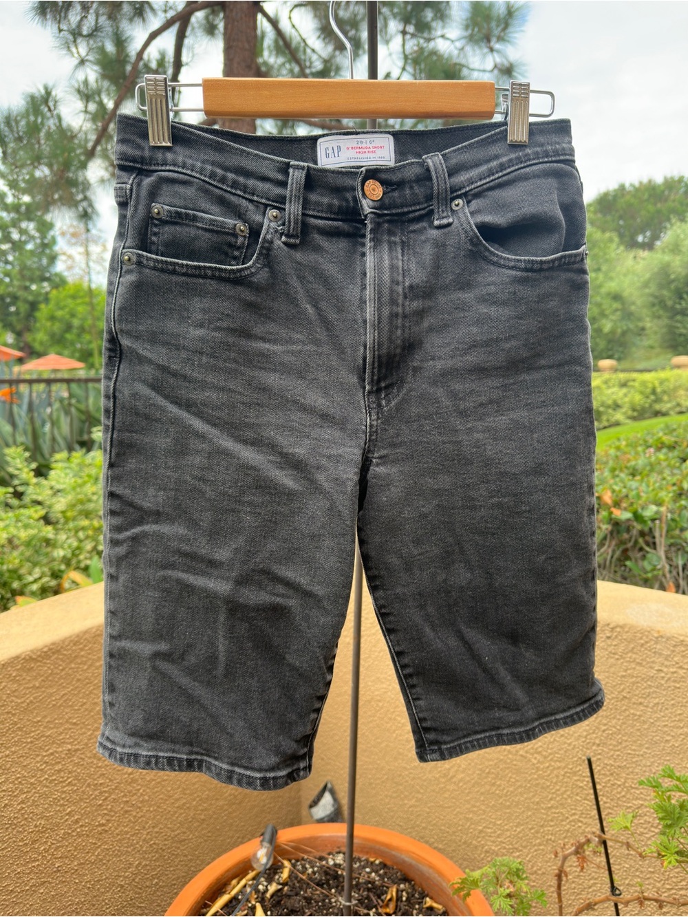 GAP Women’s High-Rise 9” Bermuda Short Jeans – Charcoal Gray Size 6 Petite.